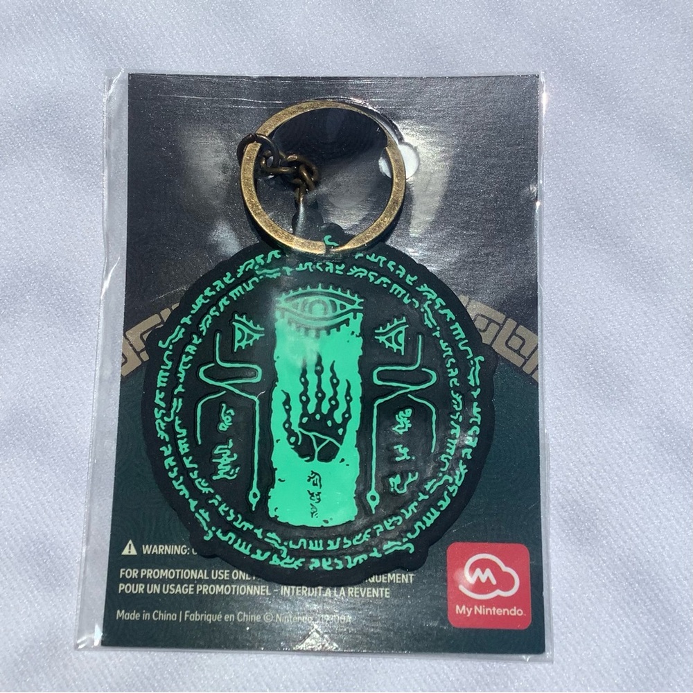 Legend Of Zelda Glow In The Dark Keychain